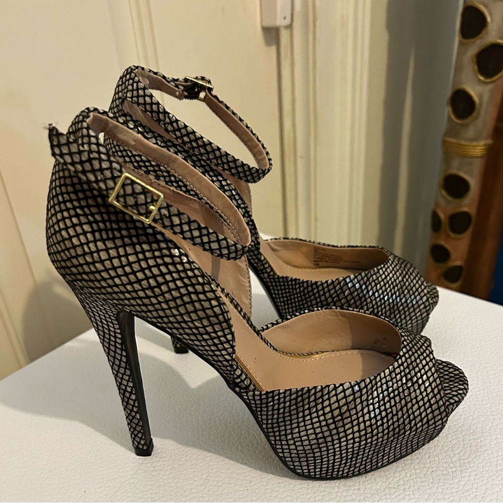 Betsey Johnson black and white lace platform heels, size 8 good condition.